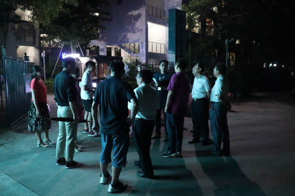 学院领导聚集学生公寓门口,准备走访.jpg