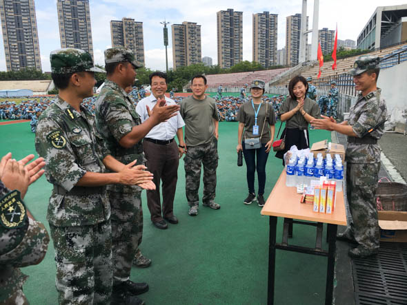 学院领导向教官发放慰问品.jpg
