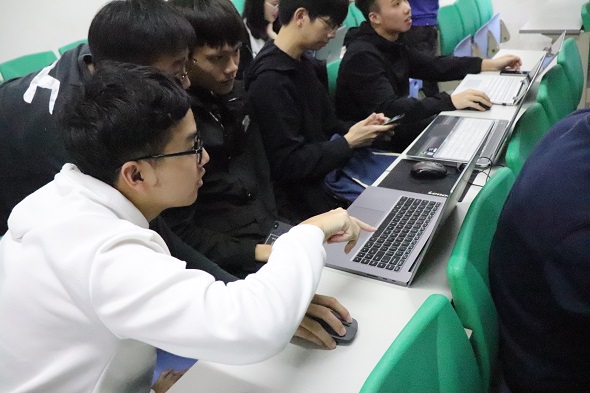 同学们热烈讨论.jpg