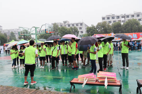 学生志愿者集合,为迎新工作做准备.jpg