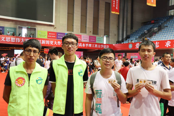 学生志愿者与新生合影.jpg