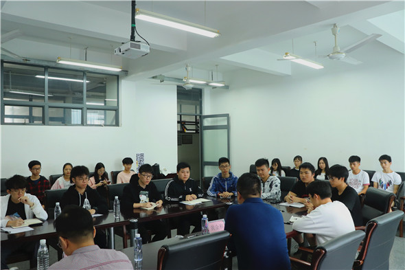 学生代表轮流发言.jpg