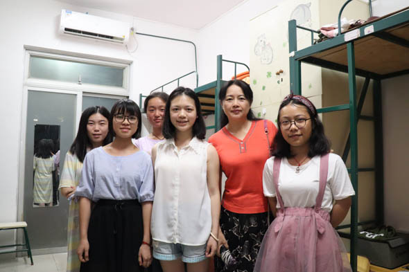 班主任与学生合影.jpg