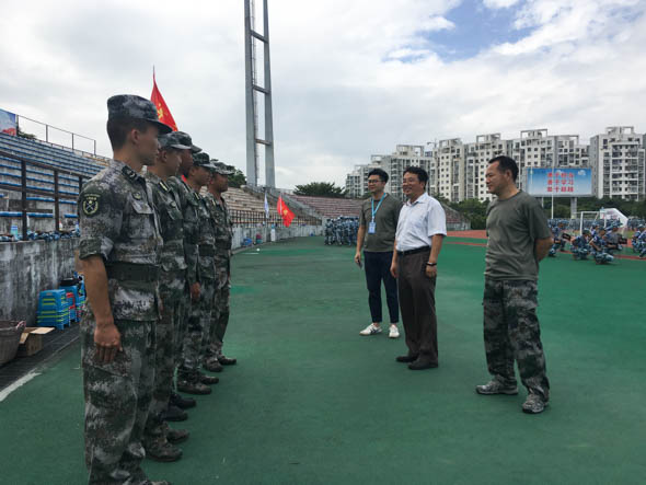 学院领导与教官亲切交谈.jpg