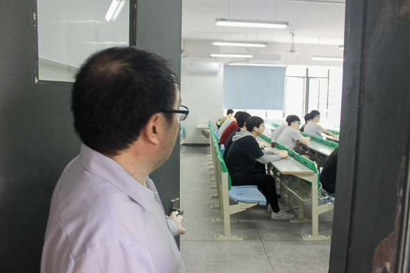 【新闻照】【院长袁华强教授察看学生上课情况】【许东阳】【2018.3.5】.JPG